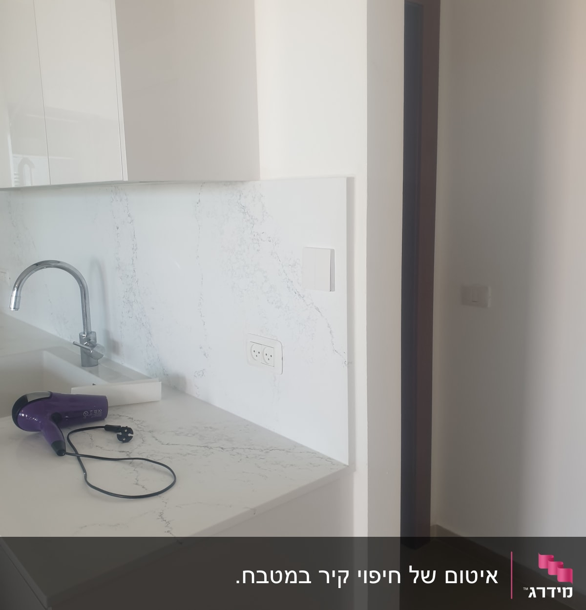 שיש לבן עם כיור וברז במטבח מודרני